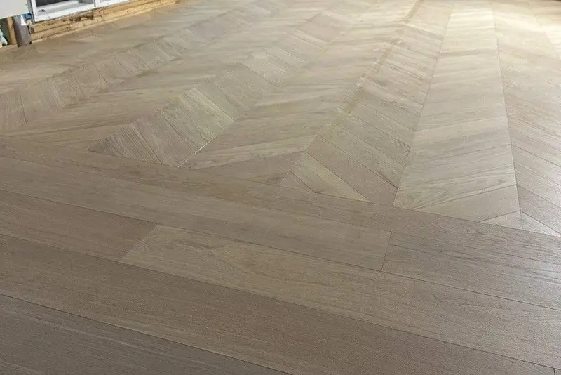 Chevron 5×25½", Soft White, Mississauga hardwood flooring project by Floors Toronto