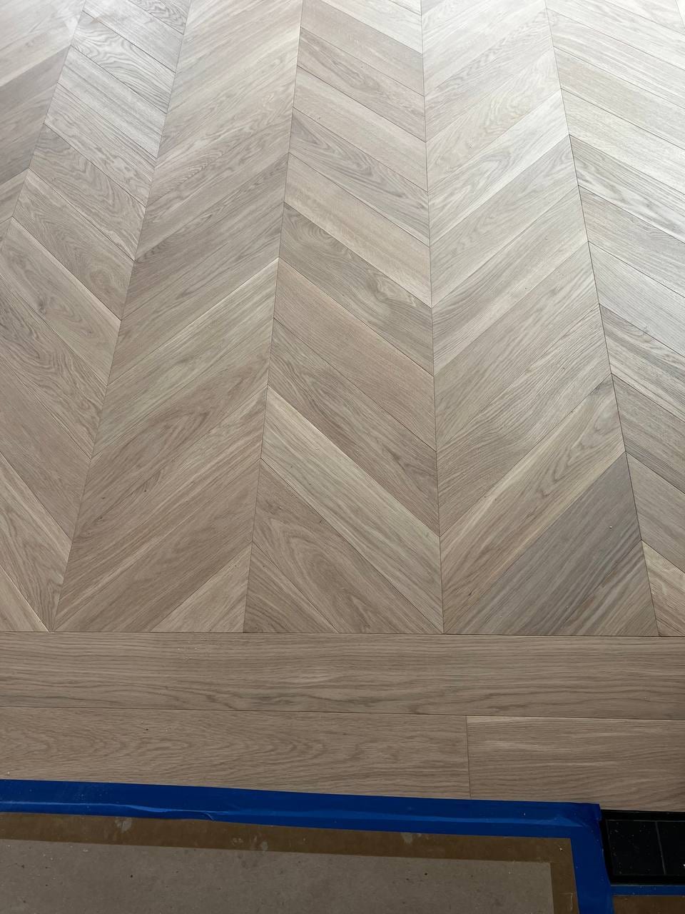 Chevron 5×25½" + plank, Grade AB, mixed installation — Vaughan hardwood flooring project by Floors Toronto (Warm Buff)