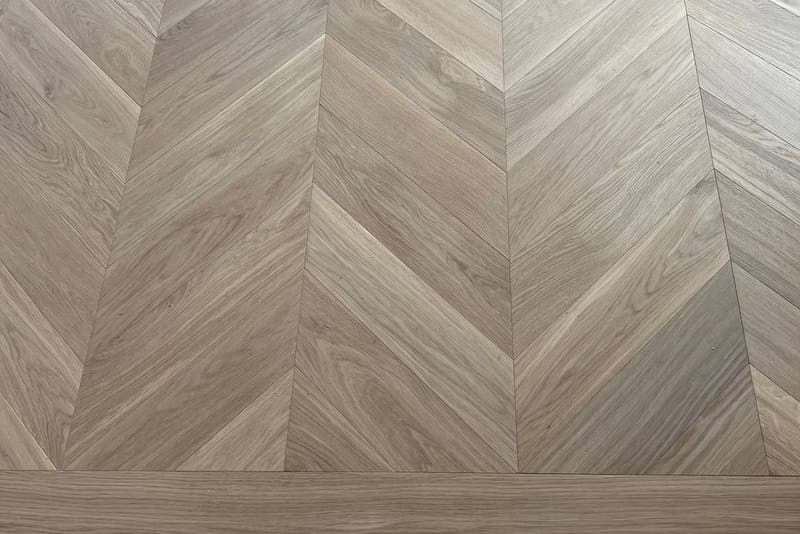 Chevron 5×25½" + plank, Grade AB, mixed installation — Vaughan hardwood flooring project by Floors Toronto (Warm Buff)