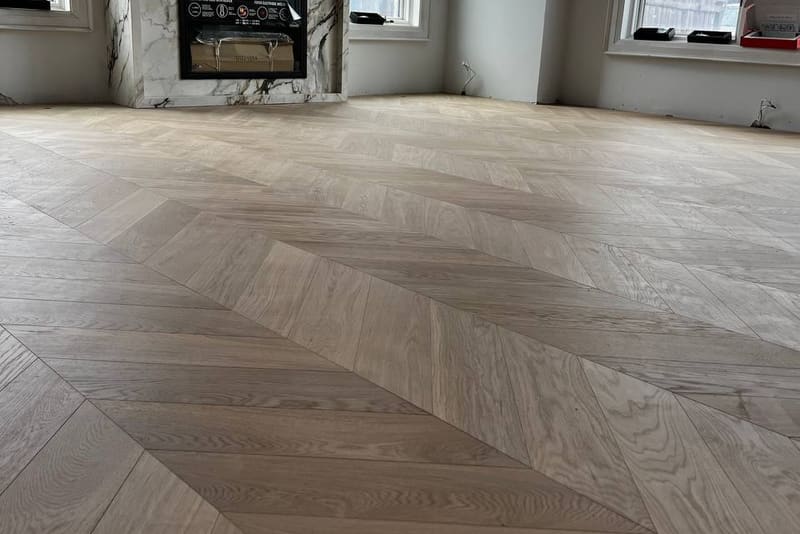Chevron 5×25½" + plank, Grade AB, mixed installation — Vaughan hardwood flooring project by Floors Toronto (Warm Buff)