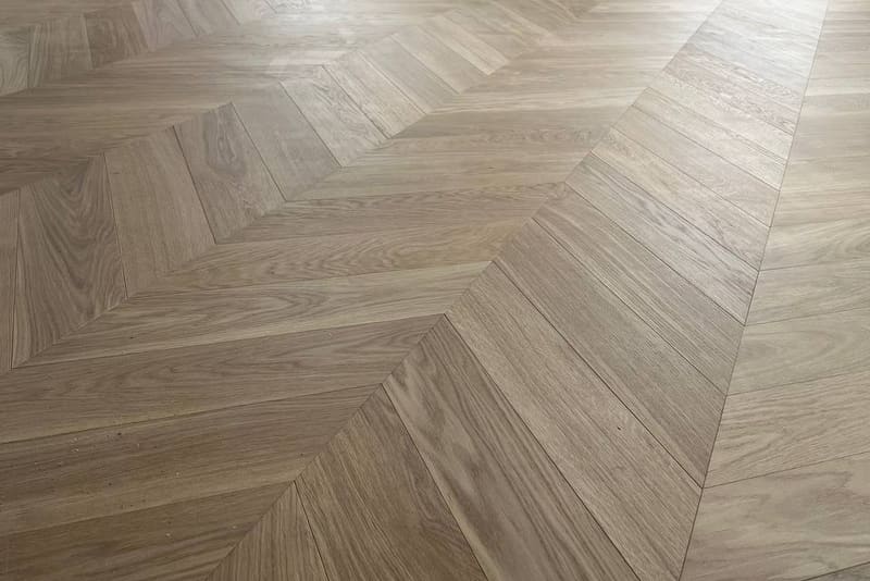 Chevron 5×25½" + plank, Grade AB, mixed installation — Vaughan hardwood flooring project by Floors Toronto (Warm Buff)