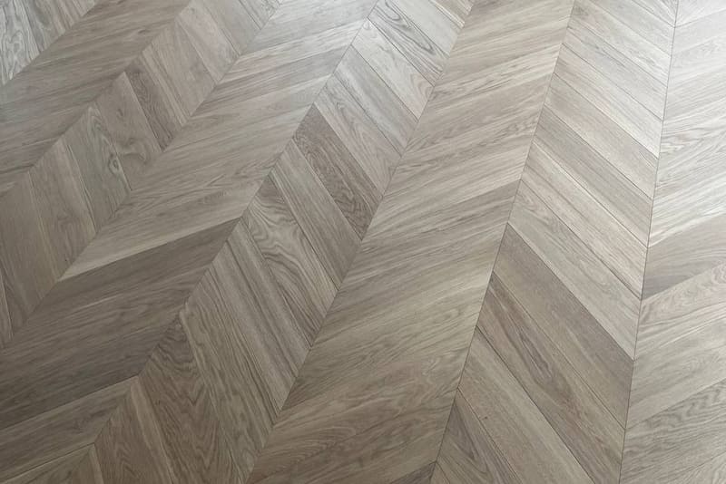 Chevron 5×25½" + plank, Grade AB, mixed installation — Vaughan hardwood flooring project by Floors Toronto (Warm Buff)