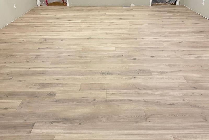 Chevron 5×25½" + plank, Grade AB, mixed installation — Vaughan hardwood flooring project by Floors Toronto (Warm Buff)