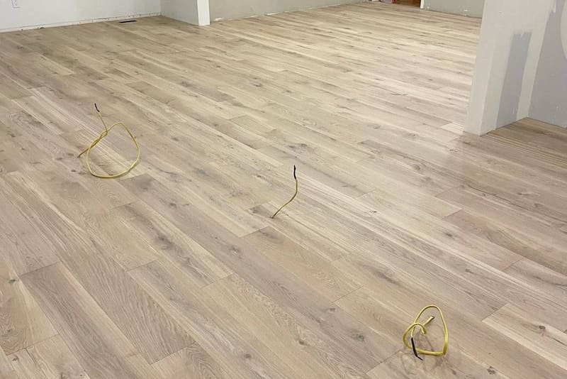 Chevron 5×25½" + plank, Grade AB, mixed installation — Vaughan hardwood flooring project by Floors Toronto (Warm Buff)