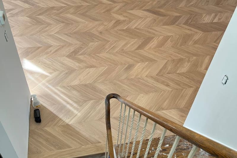 Chevron 5×25½" + plank, Grade AB, mixed installation — Vaughan hardwood flooring project by Floors Toronto (Warm Buff)