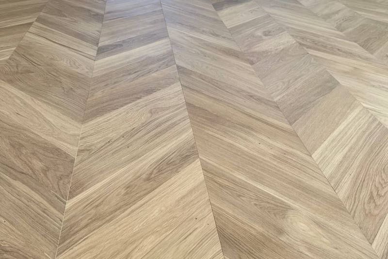 Chevron 5×25½" + plank, Grade AB, mixed installation — Vaughan hardwood flooring project by Floors Toronto (Warm Buff)