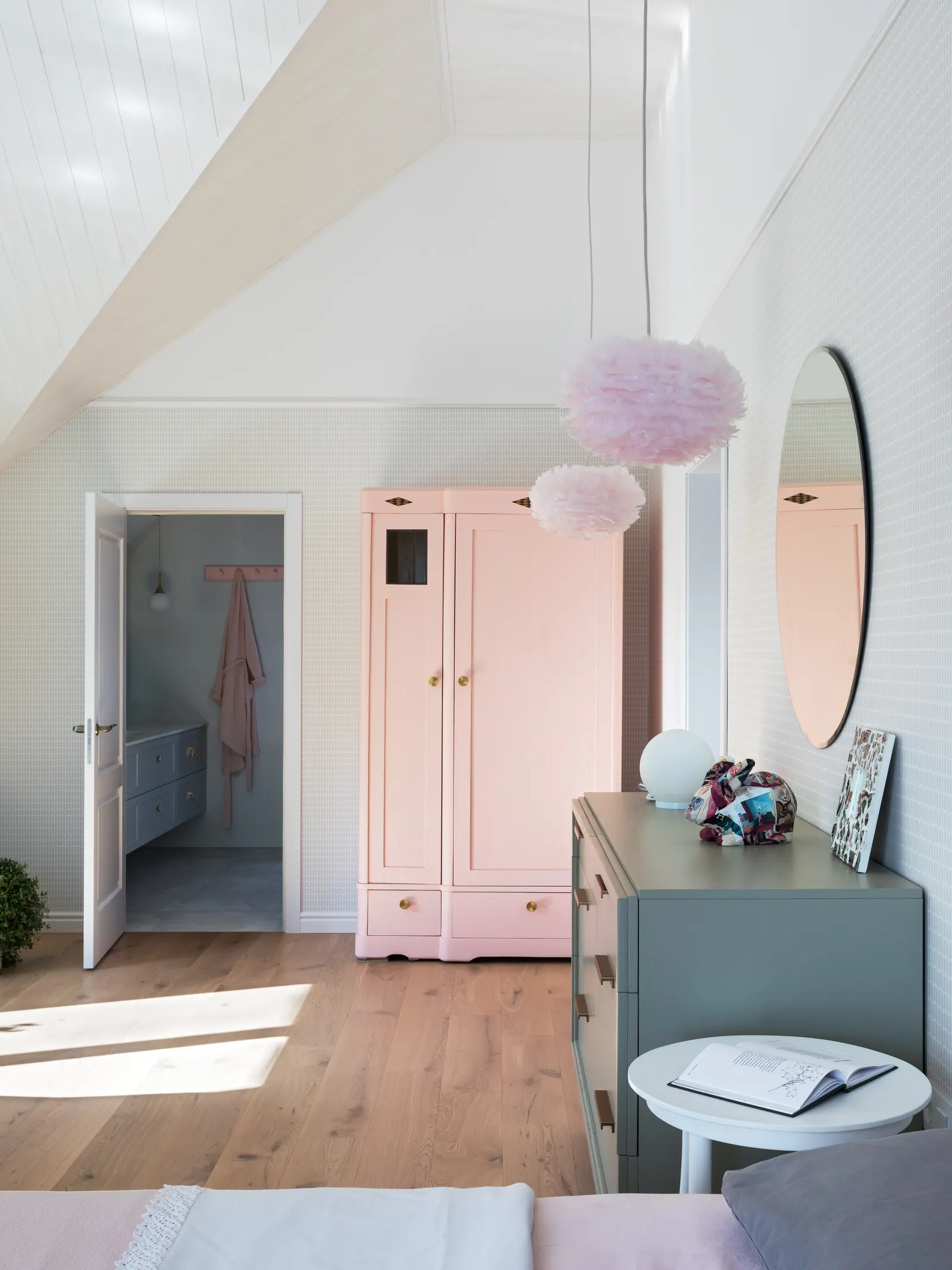 Straight plank European white oak, Warm Buff, Richmond Hill hardwood flooring project by Floors Toronto